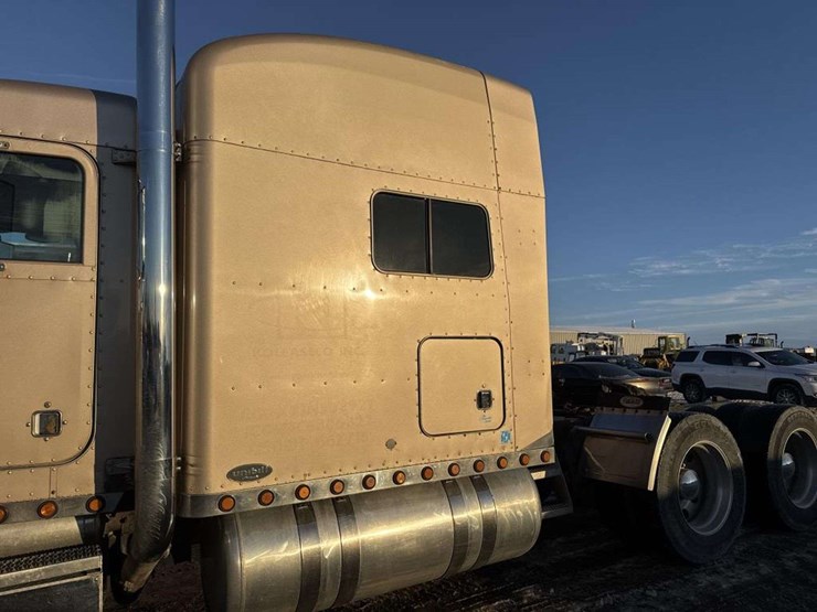 2001-peterbilt-379-image-11
