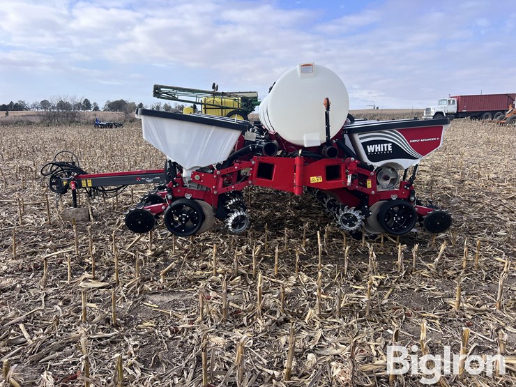 2018-white-9200-12r30”-front-fold-planter-image-8