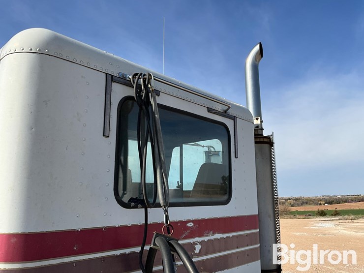 2000-freightliner-fld112-image-10