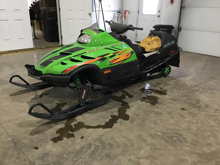 #2352-•-artic-cat-370-snowmobile*-image-1