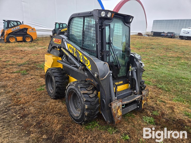 new-holland-l220-image-3