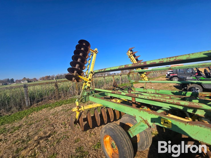 john-deere-230-image-16