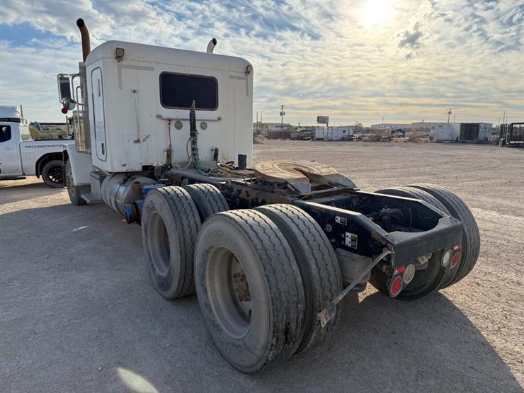 2015-peterbilt-389-image-4