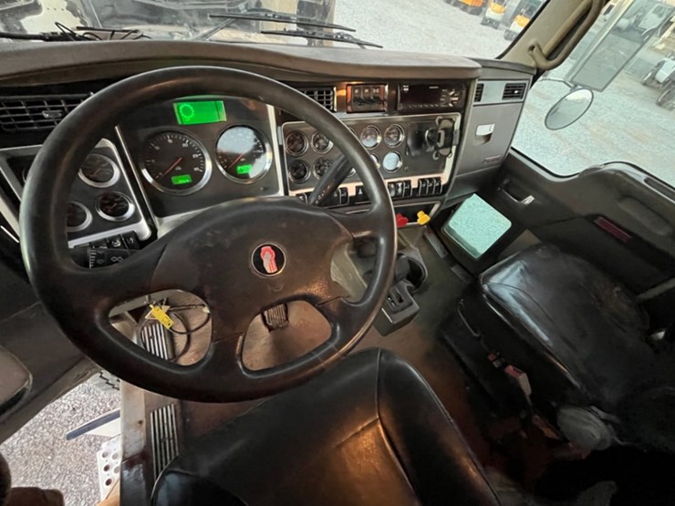 2019-kenworth-t800-image-16