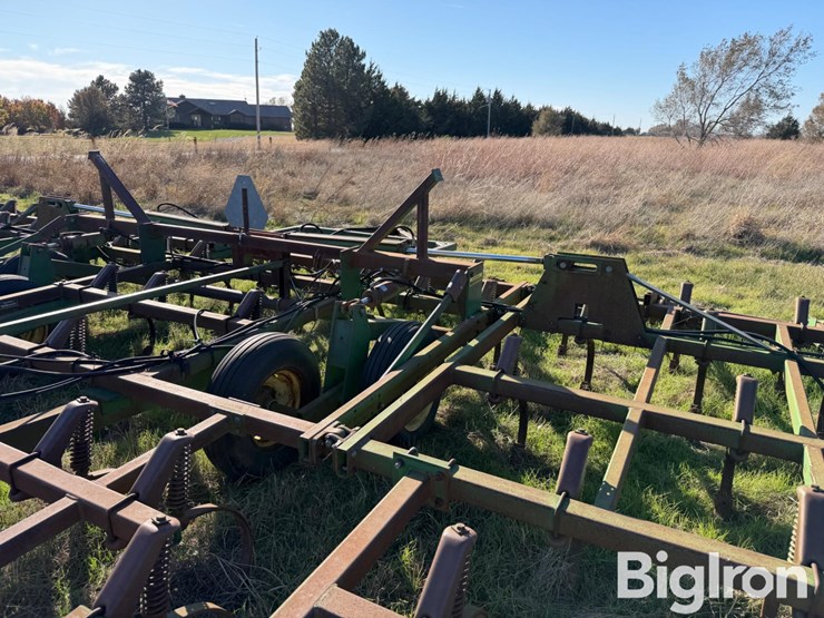 john-deere-32-image-19