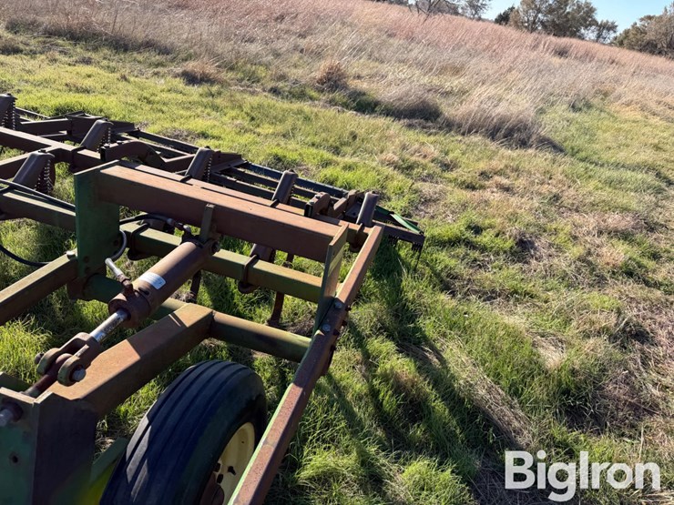 john-deere-32-image-14