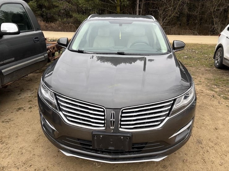 2017-lincoln-mkc-suv-image-2