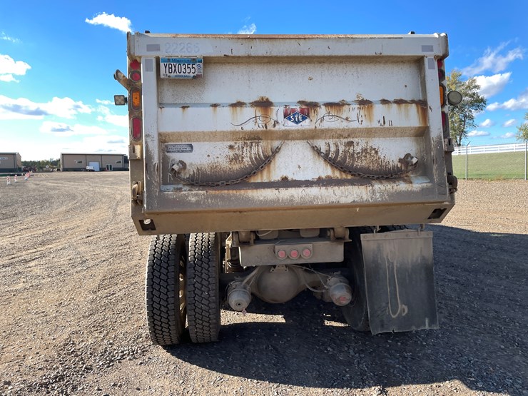 #1105-•-2005-international-5500i-6x4-dump-truck-(has-mn-title)-image-4