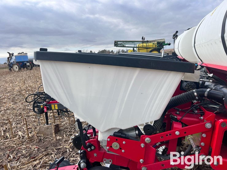 2018-white-9200-12r30”-front-fold-planter-image-17