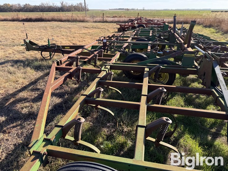 john-deere-32-image-17