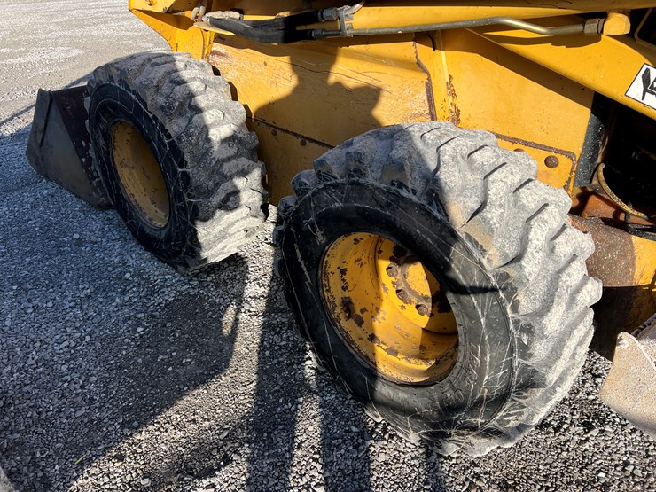 john-deere-332-image-18