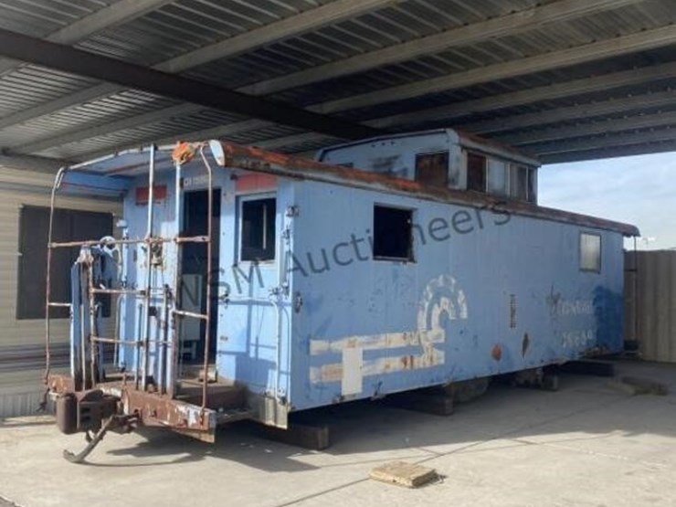 caboose-rail-car-w/-trucks-&-rail-section-image-47