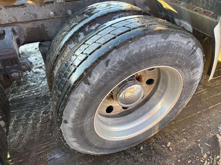 2001-peterbilt-379-image-19