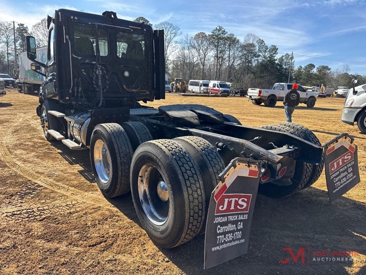 2084-freightliner-cascadiaday-cab-truck-tractor-image-3