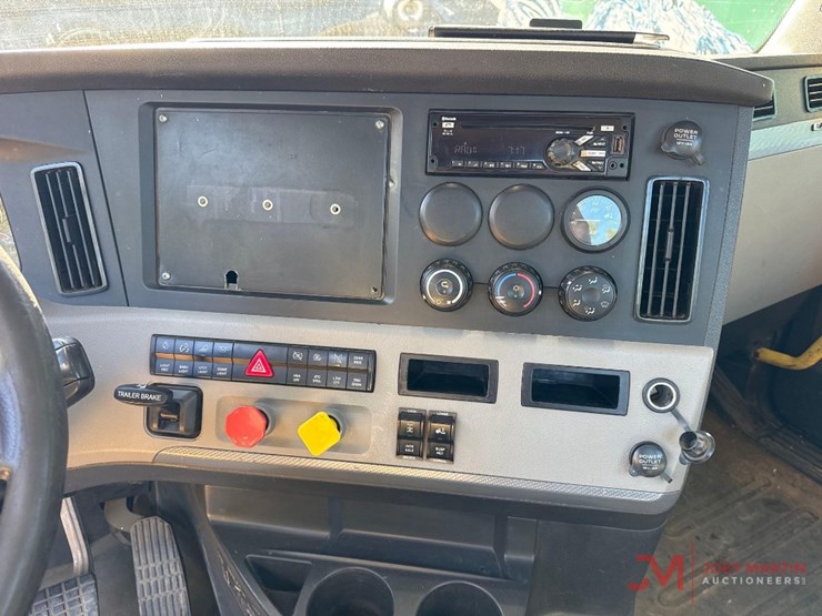 2084-freightliner-cascadiaday-cab-truck-tractor-image-25