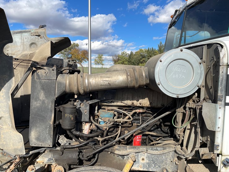 #1104-•-1989-international-truck-tractor-**should-be-trailered**-(has-mn-title)-image-17