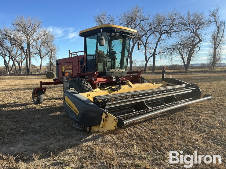 new-holland-320-image-3