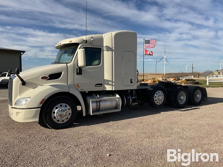 2020-peterbilt-579-image-1