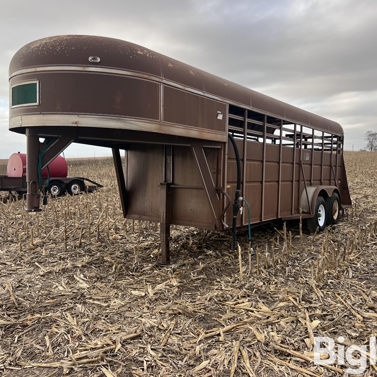 1983 Travalong 18’ T/A Gooseneck Livestock Trailer