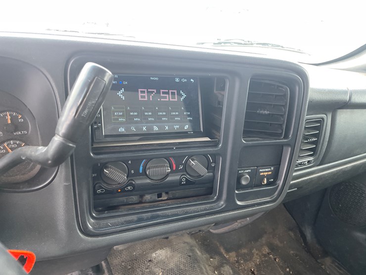 #1169-•-2001-chevrolet-3500-dump-box-truck-(has-mn-title)-image-22