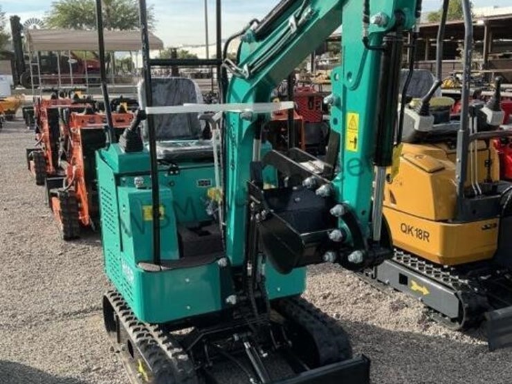 2025-agt-h15r-mini-excavator-image-1