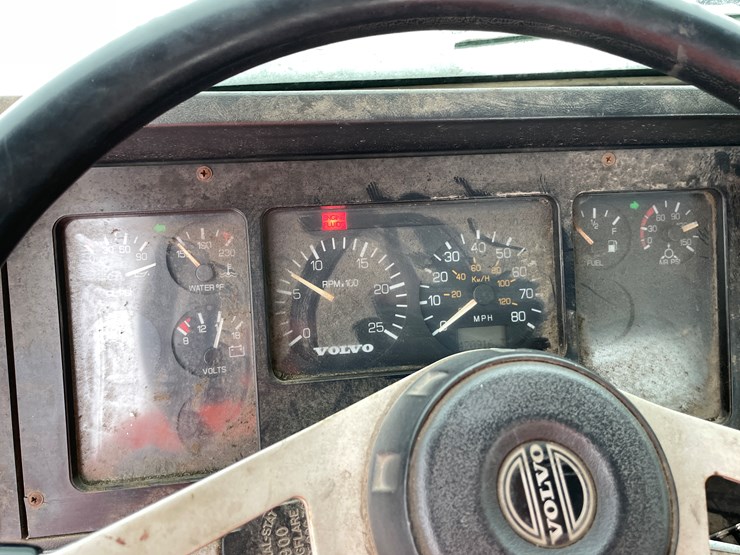 #1161-•-1996-volvo-truck-tractor-(has-mn-title)-image-25
