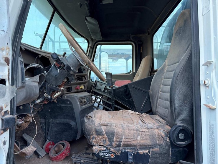 2004-mack-ch613-image-5