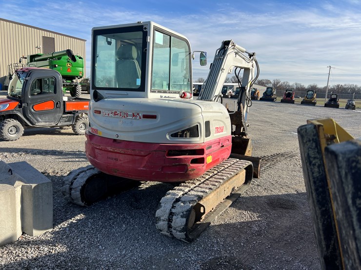 takeuchi-tb260-image-8