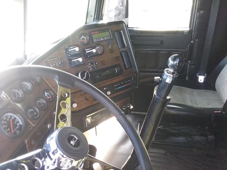 1996-freightliner-fld120-image-45