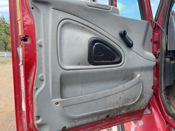 international-7400-image-27