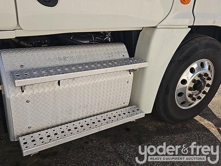 2018-freightliner-cascadia-image-38