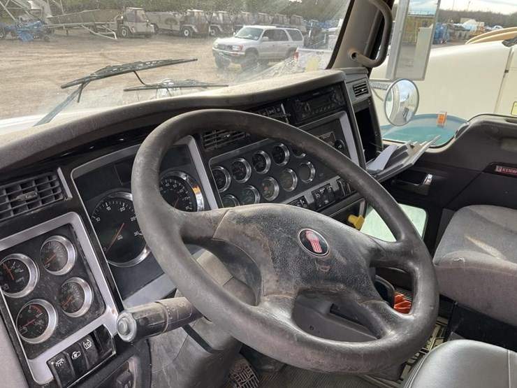 2012-kenworth-t800-image-21