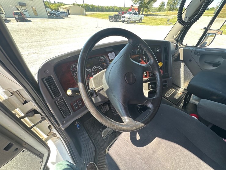 freightliner-m2-106-image-16