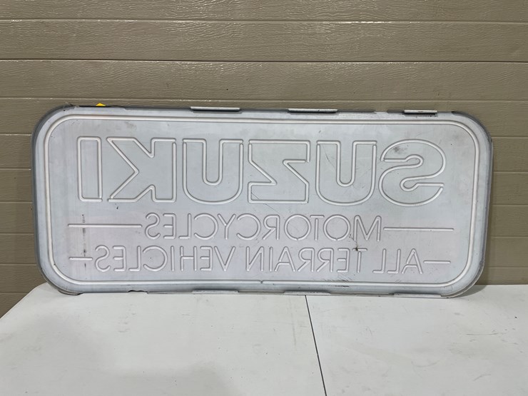 #7878-•-plastic-suzuki-sign-image-3