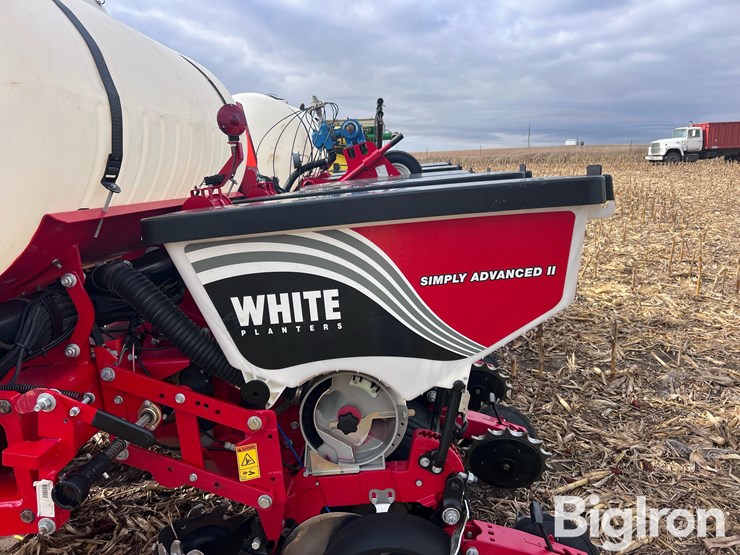 2018-white-9200-12r30”-front-fold-planter-image-10