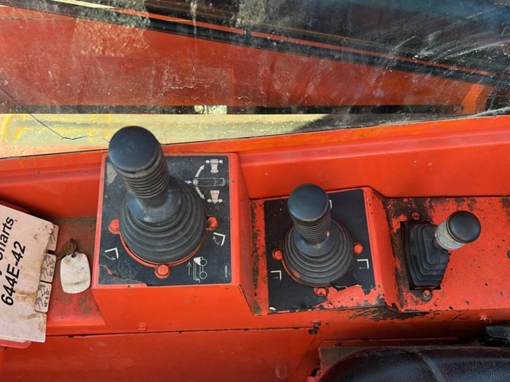 2005-lull-644e-42-image-10