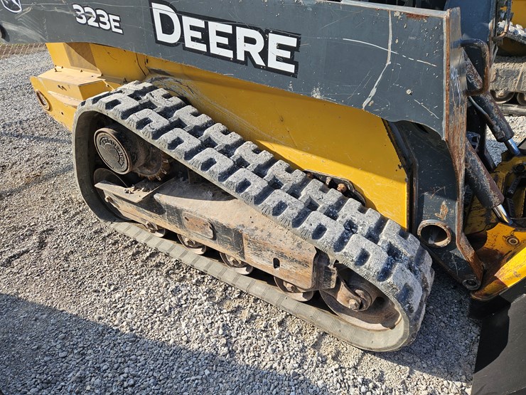 deere-323e-image-12