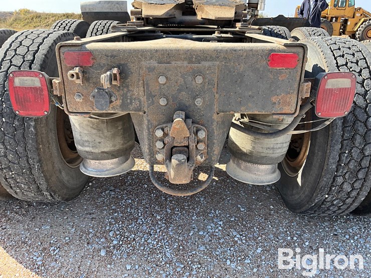 2000-freightliner-fld112-image-17