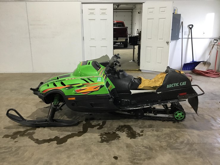 #2352-•-artic-cat-370-snowmobile*-image-2