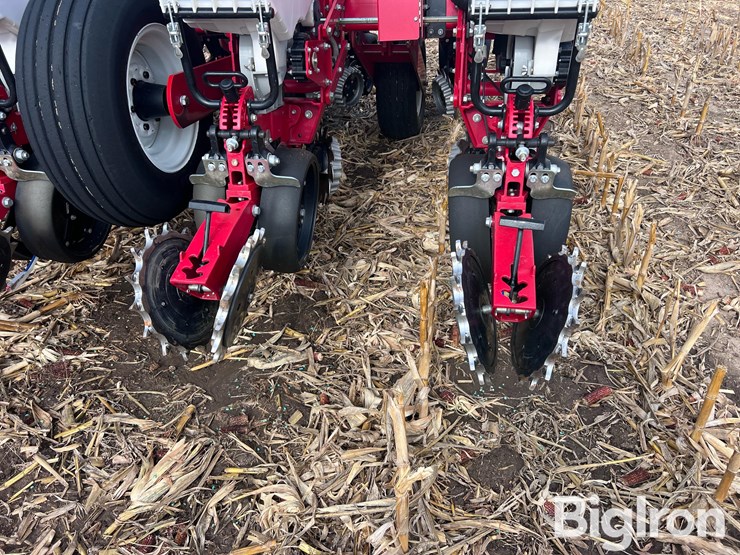 2018-white-9200-12r30”-front-fold-planter-image-18