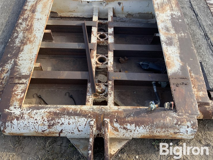 1976-holt-hlf-70-quad/a-folding-neck-trailer-image-14