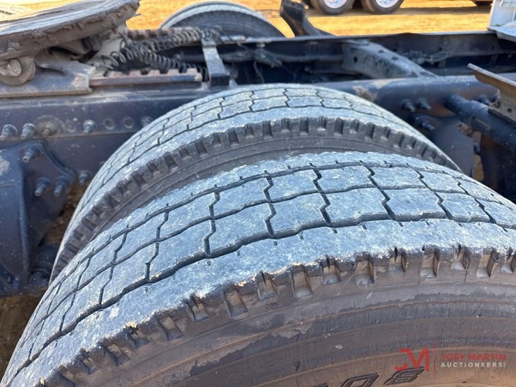 2014-freightliner-cascadia-evolution-day-cab-truck-tractor-image-12