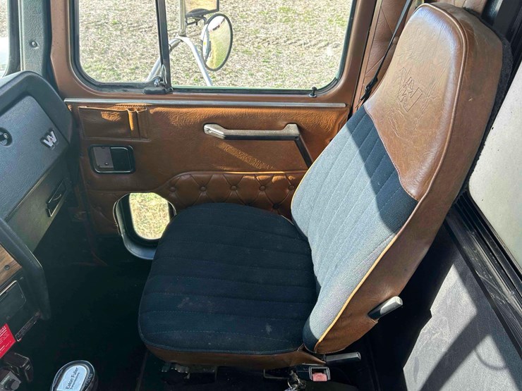 western-star-4964f-image-70