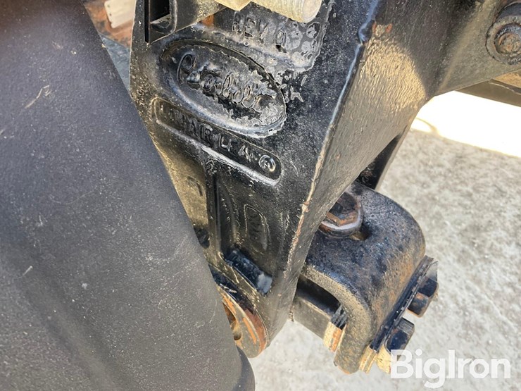 2004-peterbilt-330-image-19