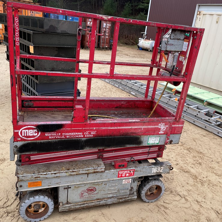#300 • 1996 MEC Scissor Lift