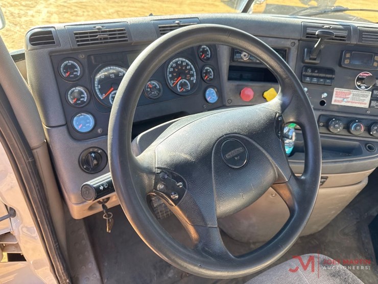 2014-freightliner-cascadia-evolution-day-cab-truck-tractor-image-20