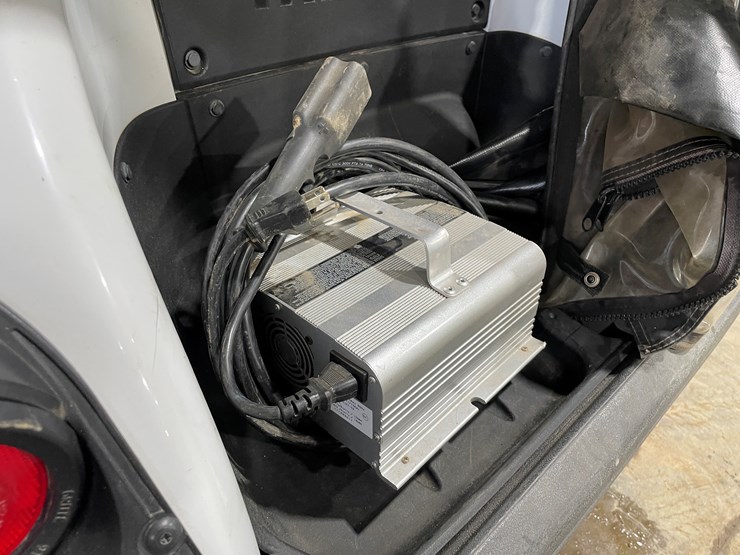 #7476-•-2014-yamaha-electric-golf-cart-image-12