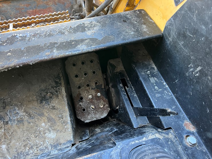 john-deere-332-image-10