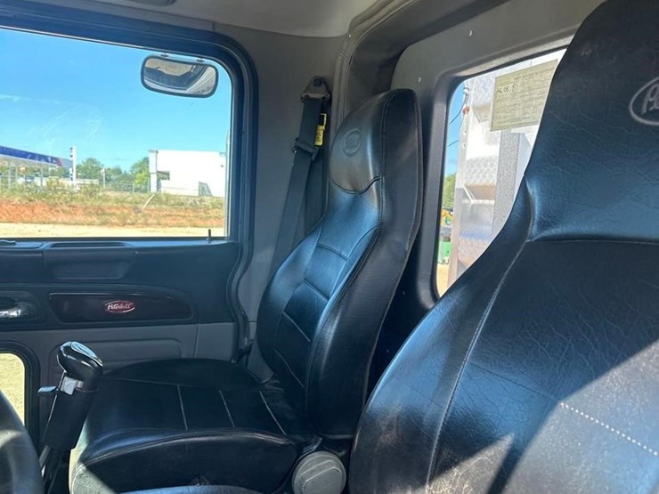 2012-peterbilt-367-image-31