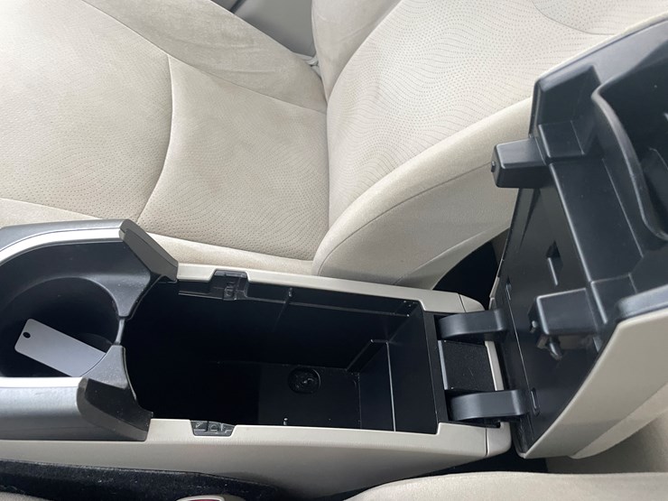 #1155-•-2013-toyota-prius-hybrid-(has-mn-title-in-delay)-image-29